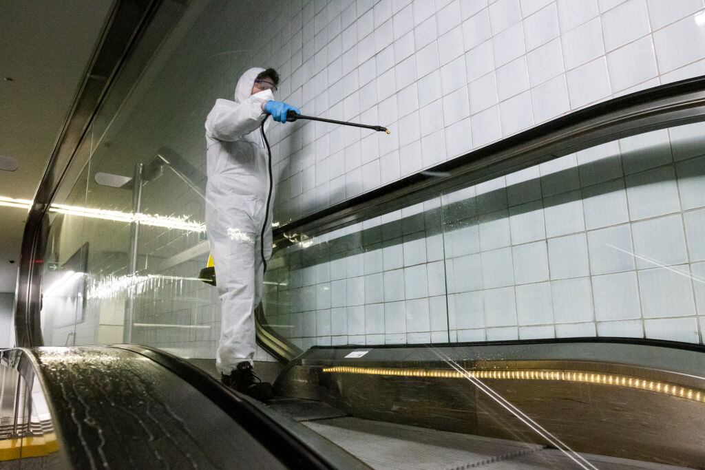Un trabajador higieniza el metro de la ciudad de Oporto