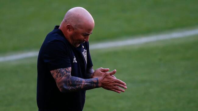 RIO DE JANEIRO, BRAZIL - AUGUST 09: Jorge Sampaoli Head coach of Atletico MG gestures prior to the match between Flamengo and Atletico MG as part of the first round of the 2020 Brasileirao Series A at Maracana Stadium on August 9, 2020 in Rio de Janeiro, Brazil. The match is played behind closed doors and with precautionary measures against the spread of coronavirus (COVID-19). (Photo by Bruna Prado/Getty Images)