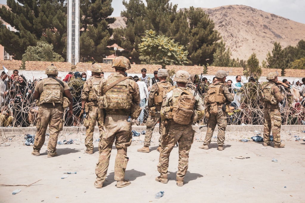 Militares europeos y de EEUU vigilan en el aeropuerto Hamid Karzai de Kabul
