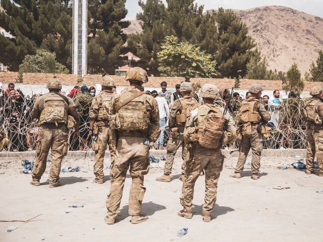 Militares europeos y de EEUU vigilan en el aeropuerto Hamid Karzai de Kabul