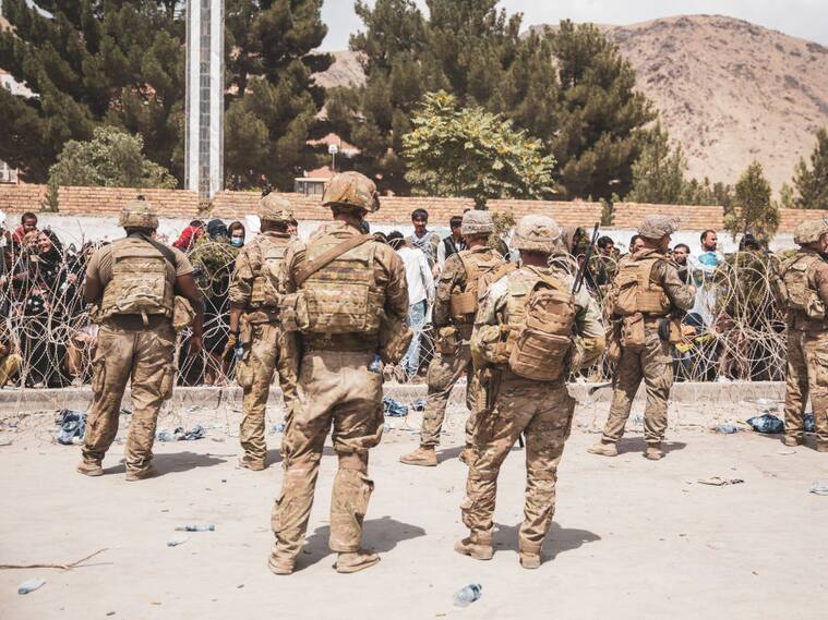 Militares europeos y de EEUU vigilan en el aeropuerto Hamid Karzai de Kabul