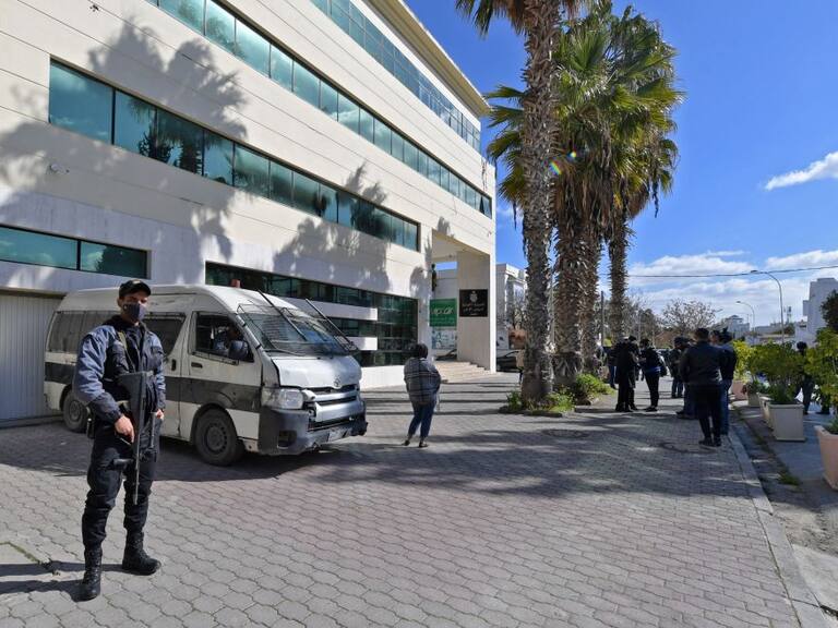 Fuerzas de seguridad de Túnez mantiene acordonado el congreso