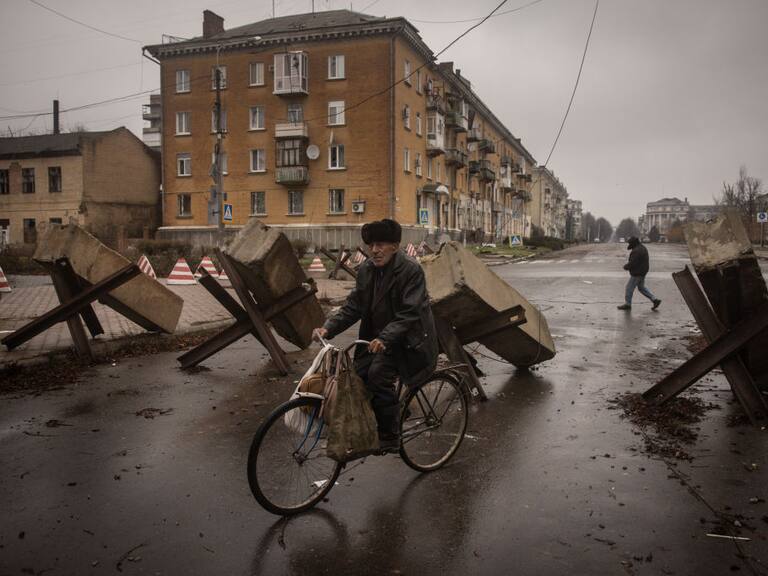 Residentes avanzan entre las barricadas en Bakhmut de Ucrania