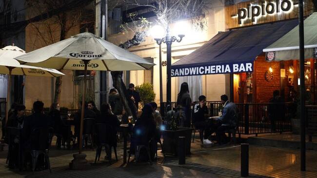03 de Septiembre de 2020/SANTIAGOCalle Orego Luco es cerrada para que restaurantes ponderan poner mesas al aire libre, durante la nueva forma de atender a publico en Restaurantes en denominada fase 3
FOTO: MAURICIO MENDEZ/AGENCIAUNO