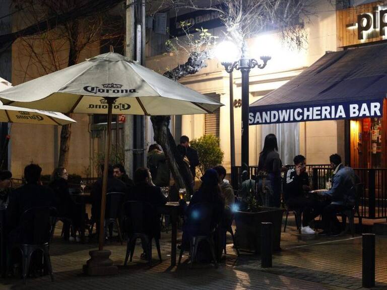 03 de Septiembre de 2020/SANTIAGOCalle Orego Luco es cerrada para que restaurantes ponderan poner mesas al aire libre, durante la nueva forma de atender a publico en Restaurantes en denominada fase 3
FOTO: MAURICIO MENDEZ/AGENCIAUNO