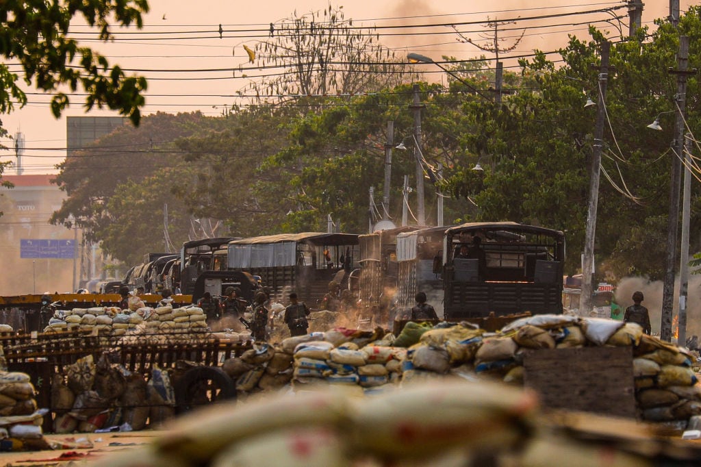 Militares cierran las calles de la ciudad de Rangún