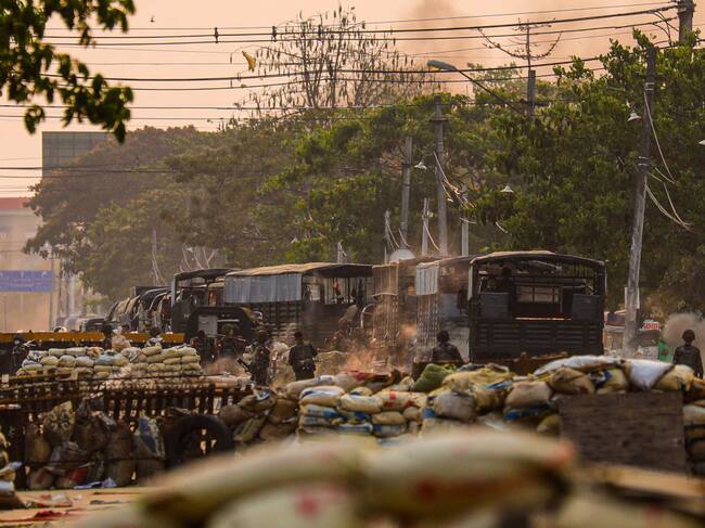 Militares cierran las calles de la ciudad de Rangún