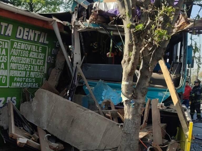 Bus del transporte público choca contra centro dental en Cerro Navia