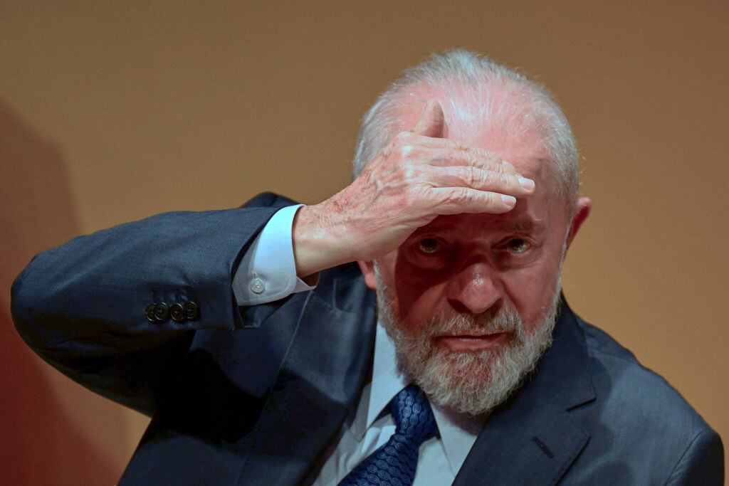 El presidente de Brasil, Luiz Inácio Lula da Silva, busca a alguien en un evento de la empresa Petrobras efectuado en la ciudad de Río de Janeiro.