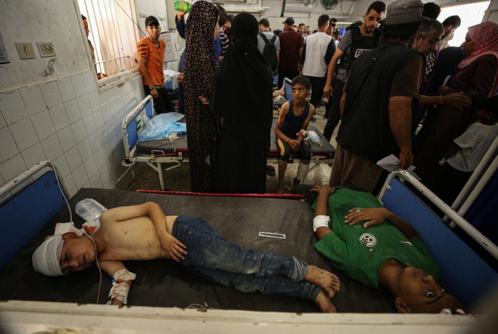 Niños y hombres palestinos son atendidos en centros hospitalarios en la Franja de Gaza tras los ataques militares de Israel.