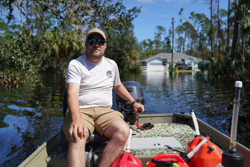 Voluntario se traslada en bote para ayudar ante las inundaciones en Florida