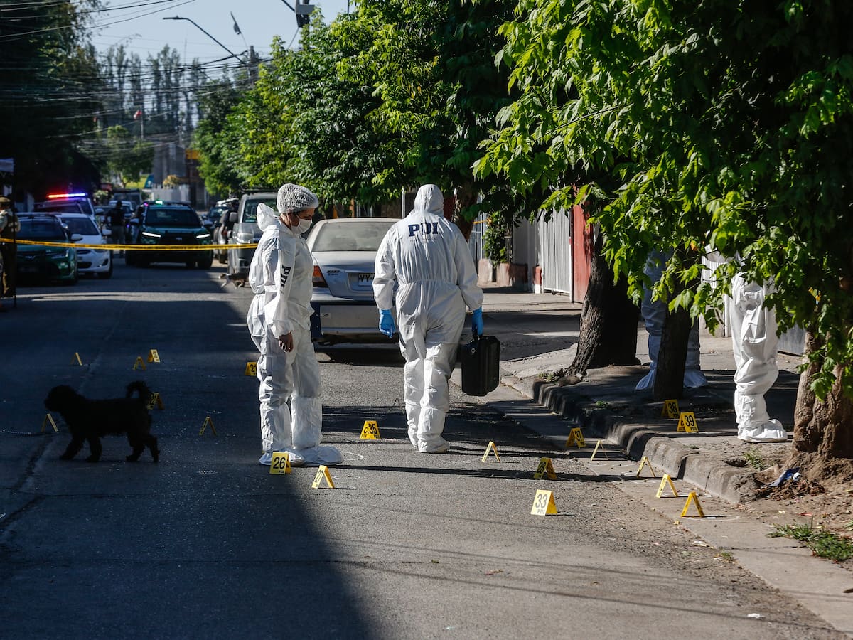 Con más de 20 disparos: asesinan a tres sujetos al interior de un auto en Lota