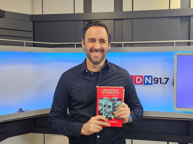 Daniel Matamala revela las claves de “Cómo destruir una democracia” en su nuevo libro: “Reporteado íntegramente en cinco países”