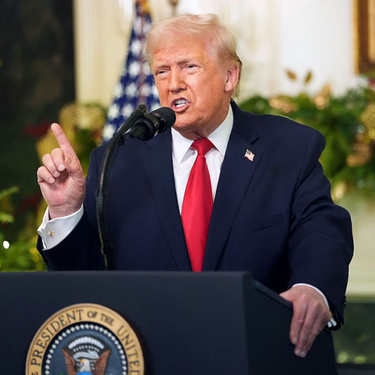 Trump amenaza a Omán con bombardeos si “se interpone” en su camino