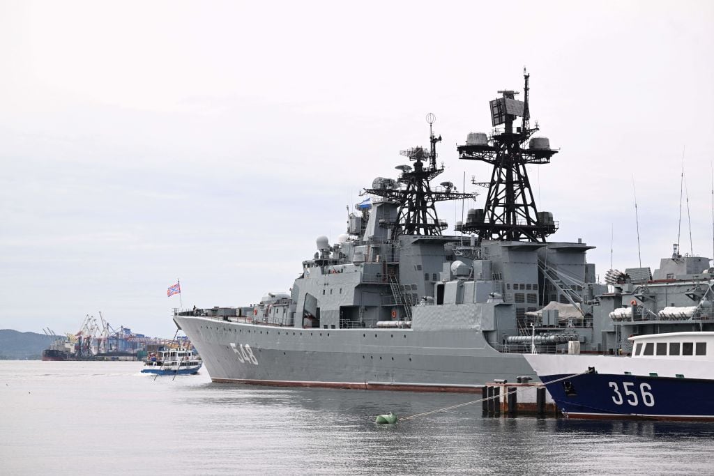 Un buque de guerra de Rusia en el puerto de Vladivostok