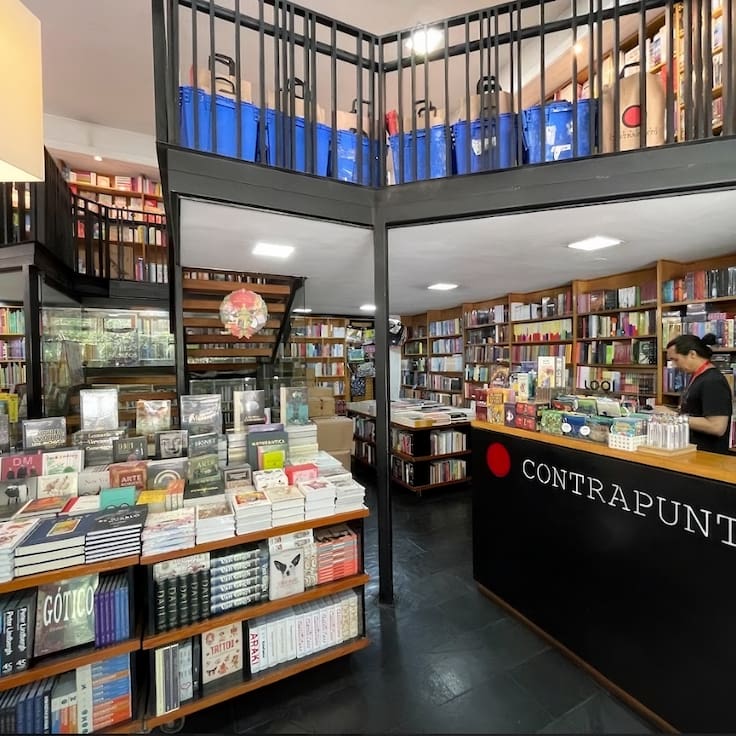 Librería Contrapunto cerrará una de sus tiendas más emblemáticas en Santiago: ya comenzó el remate final de libros