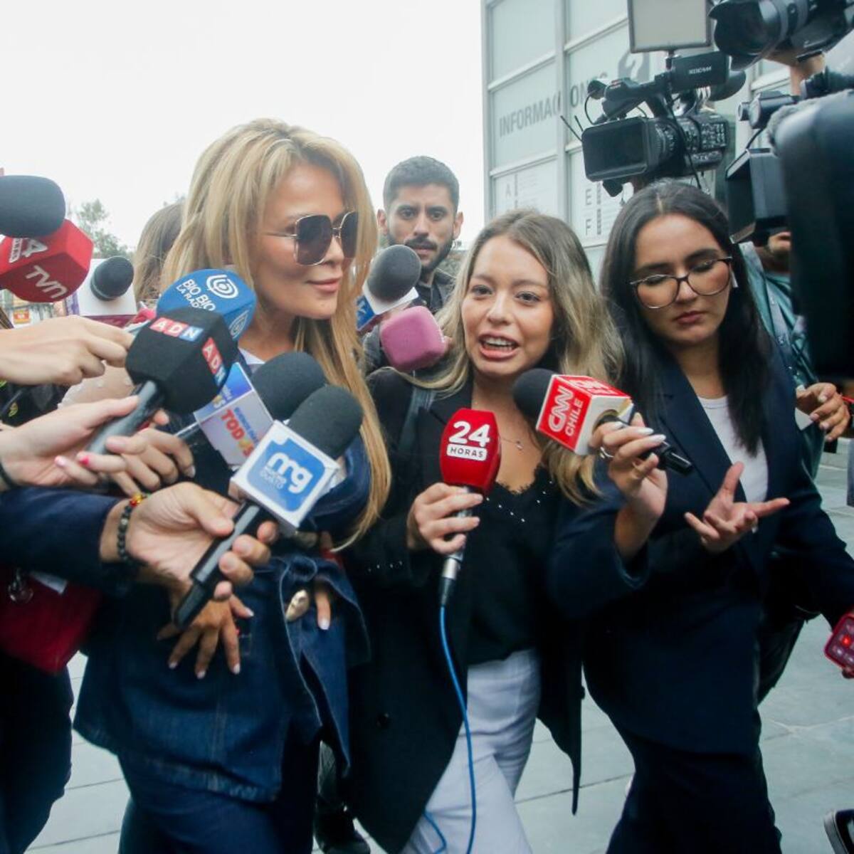 Arriesga 37 años de cárcel: así fue la llegada de Cathy Barriga para la audiencia de preparación del juicio oral