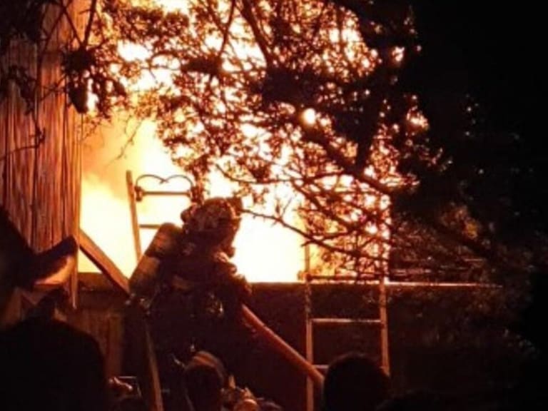 Incendio habría afectado al menos cuatro viviendas en comuna de Peñalolén