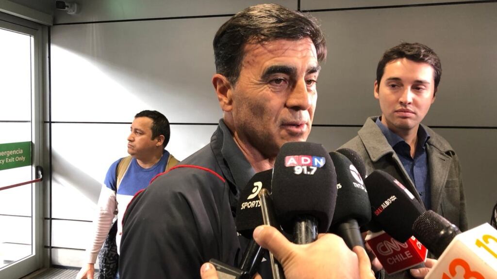Gustavo Quinteros descarta problemas con Esteban Pavez tras la eliminación en Copa Sudamericana: "Mi relación el plantel es excelente"