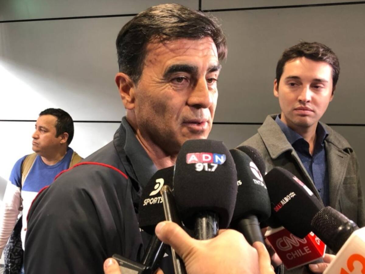 Gustavo Quinteros descarta problemas con Esteban Pavez tras la eliminación en Copa Sudamericana: «Mi relación con el plantel es excelente»