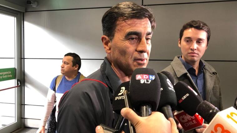 Gustavo Quinteros descarta problemas con Esteban Pavez tras la eliminación en Copa Sudamericana: "Mi relación el plantel es excelente"
