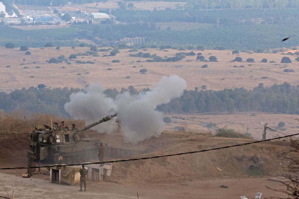 Soldados de Israel disparan con artillería hacia el territorio de Siria en Medio Oriente de Asia.