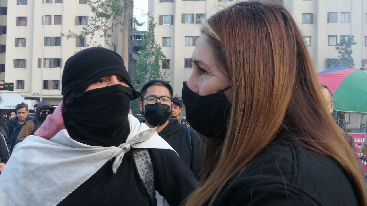 Manifestantes increpan e insultan a la "Tía Pikachu" en Plaza Baquedano
