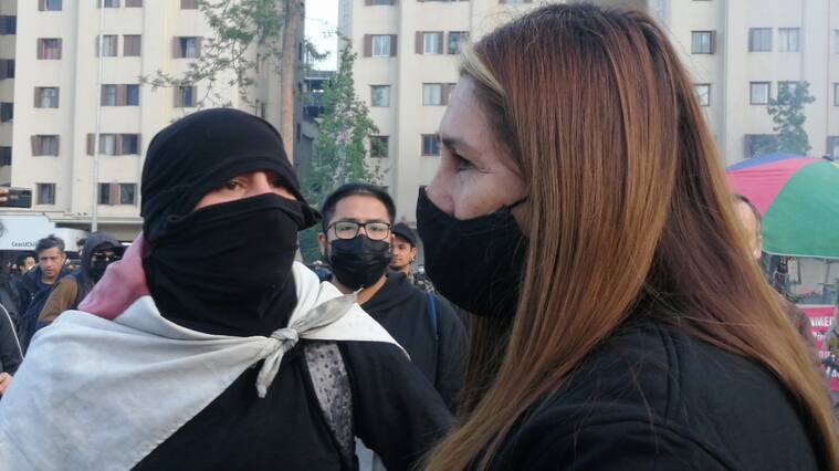 Manifestantes increpan e insultan a la "Tía Pikachu" en Plaza Baquedano