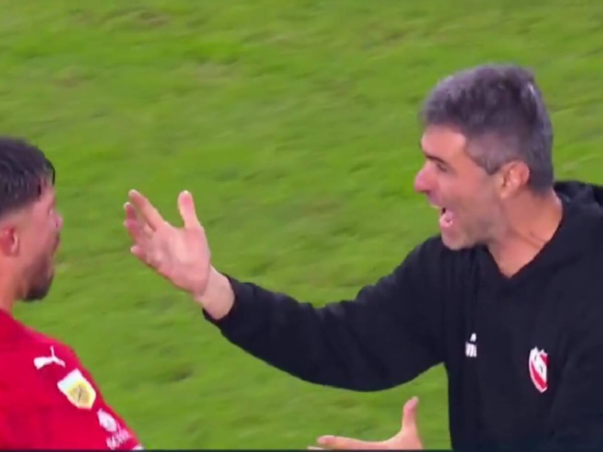 “Un poquito bruto”: el particular gesto de Felipe Loyola con su DT tras eliminar a Boca Juniors en la liga argentina