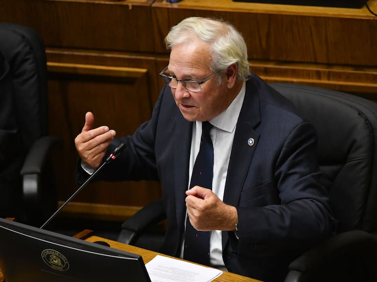 25 DE MARZO DE 2026/VALPARAISO
El senador Ignacio Urrutia da su palabra durante la sesión en sala del senado por medidas transitorias para contener el precio del kerosene domestico.
FOTO: OSCAR GUERRA/UNO NOTICIAS