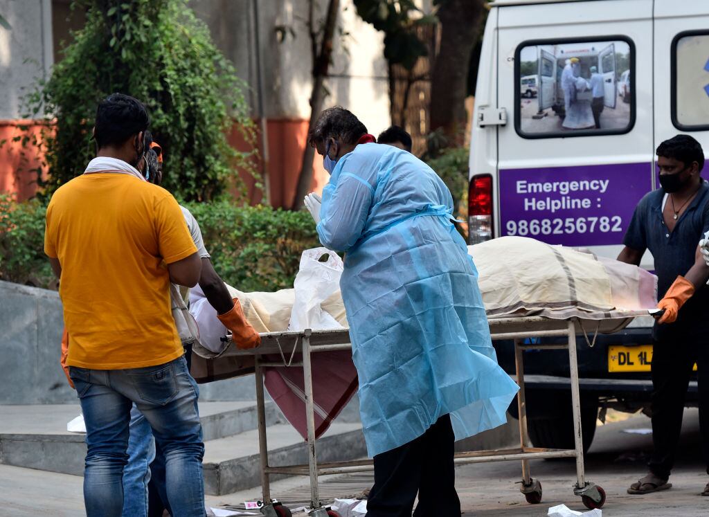 Trabajadores de la salud trasladan a paciente del Covid-19 en Nueva Delhi