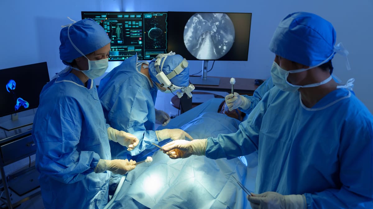 Histórico: Chile realiza su primera cirugía robótica de cáncer de mama en un hospital público