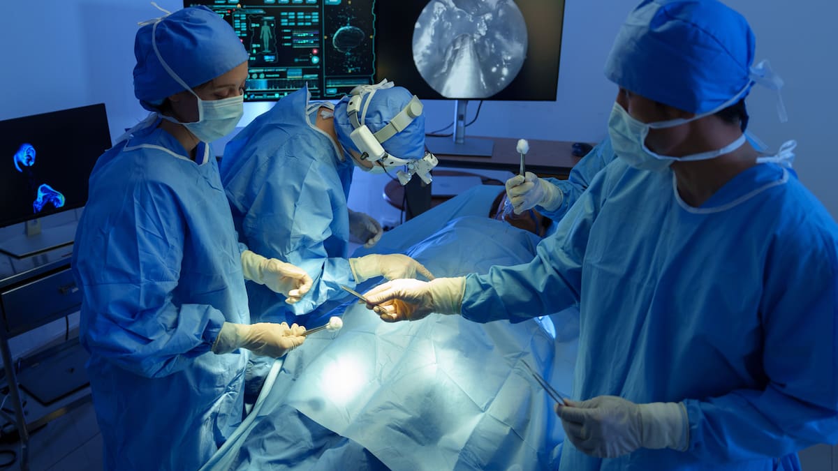 Histórico: Chile realiza su primera cirugía robótica de cáncer de mama en un hospital público