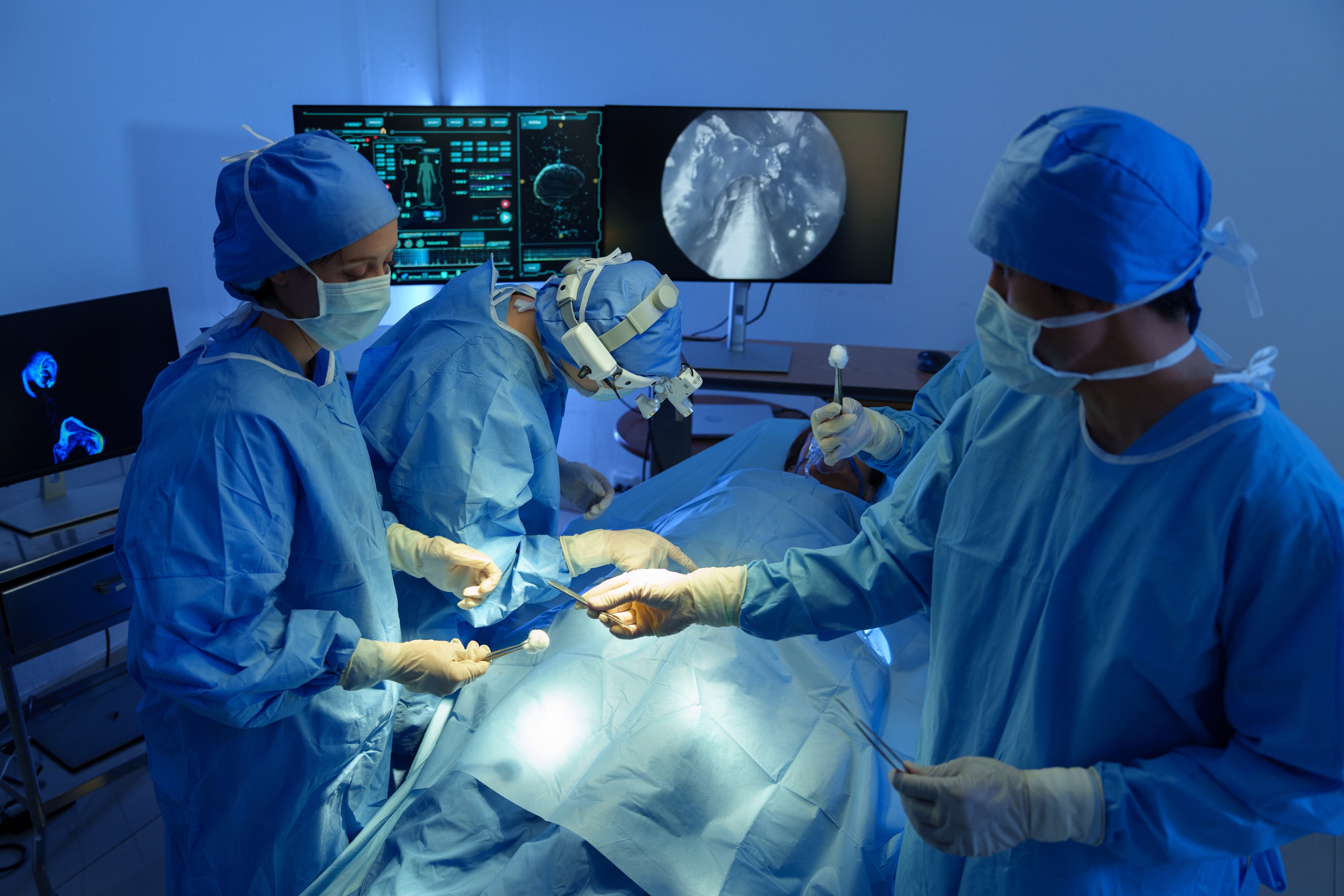 Histórico: Chile realiza su primera cirugía robótica de cáncer de mama en un hospital público