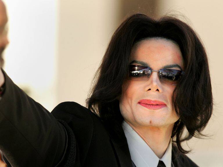 Avanzan las acusaciones contra Michael Jackson: tribunal aprueba llevarlo a juicio por supuestos abusos sexuales