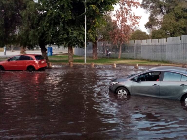 Calle de acceso al Parque O’Higgins se encuentra inundada: se reportan vehículos atrapados
