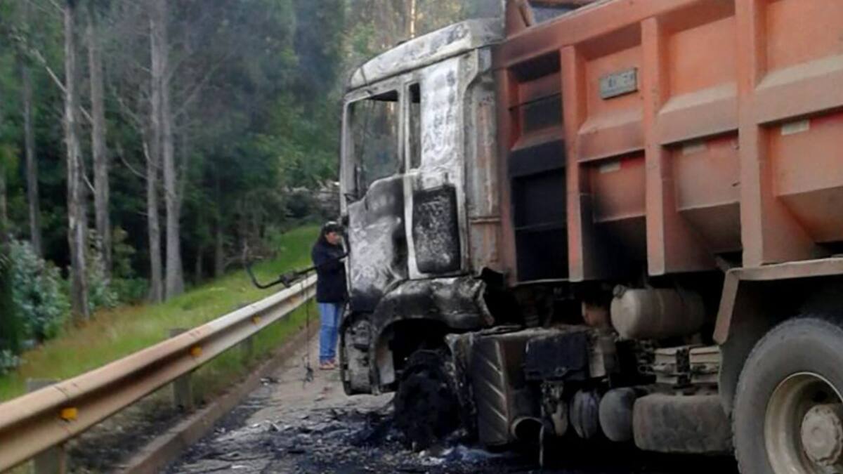 Nuevo ataque incendiario en Tirúa: desconocidos queman dos camiones y destruyen un puente