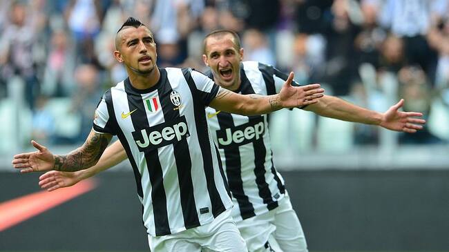 Juventus' midfielder of Chile Arturo Vidal (front) celebrates after scoring a penalty with Juventus' defender Giorgio Chiellini during the serie A football match between Juventus and Palermo on May 5, 2013 at the Alps stadium in Turin. AFP PHOTO / GIUSEPPE CACACE (Photo credit should read GIUSEPPE CACACE/AFP via Getty Images)