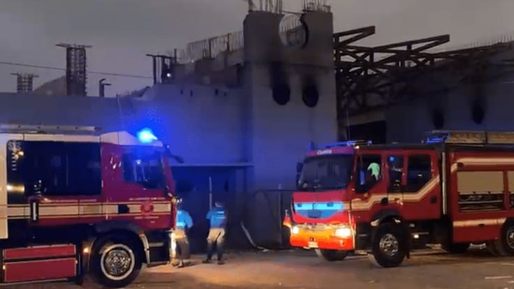 Incendio afecta al Mercado del Mar en Coquimbo: bomberos trabaja en el lugar