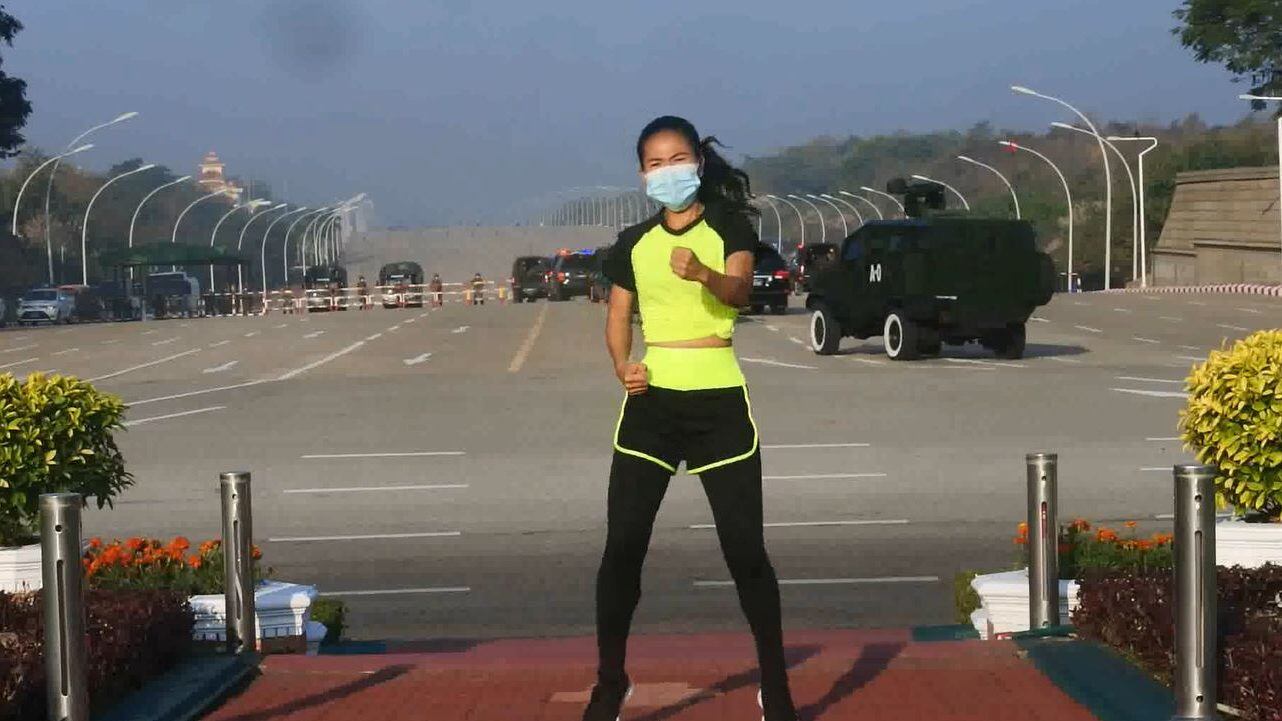 Mujer realizaba clases de aeróbica cuando ocurría golpe de Estado atrás suyo en Myanmar