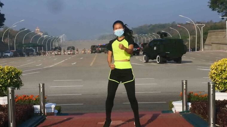 Mujer realizaba clases de aeróbica cuando ocurría golpe de Estado atrás suyo en Myanmar