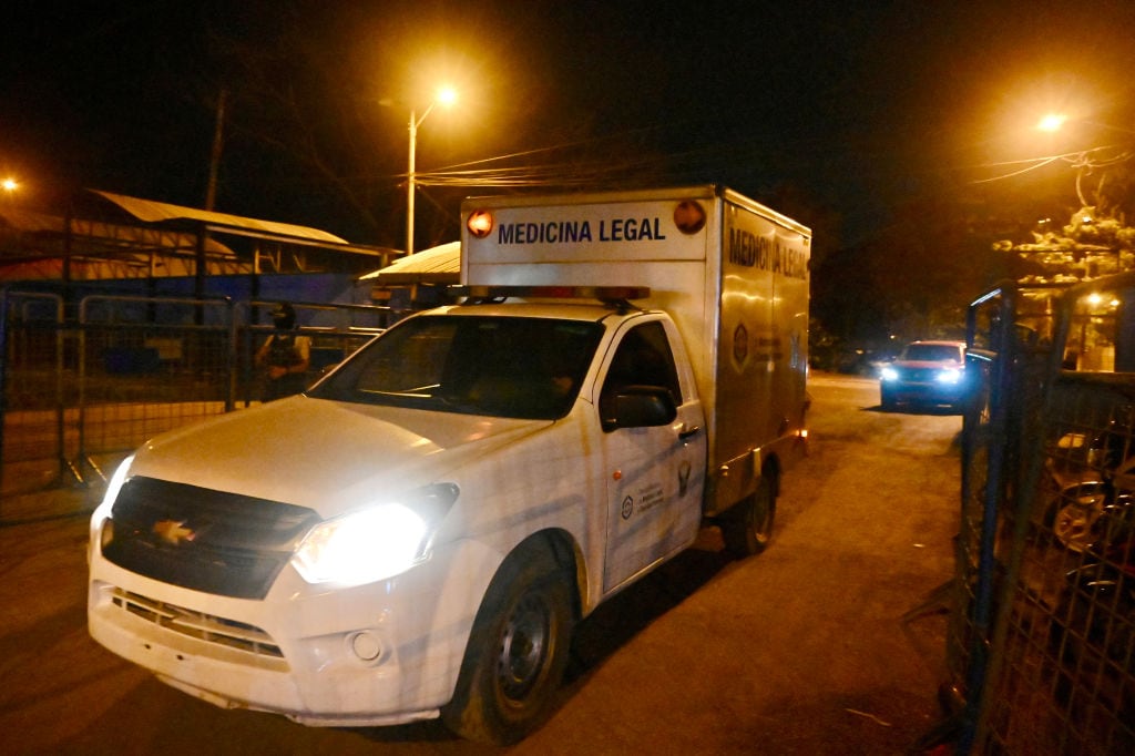 El servicio de medicina forense ingresa a la cárcel de la ciudad de Guayaquil tras un nuevo episodio de violencia entre bandas criminales en Ecuador