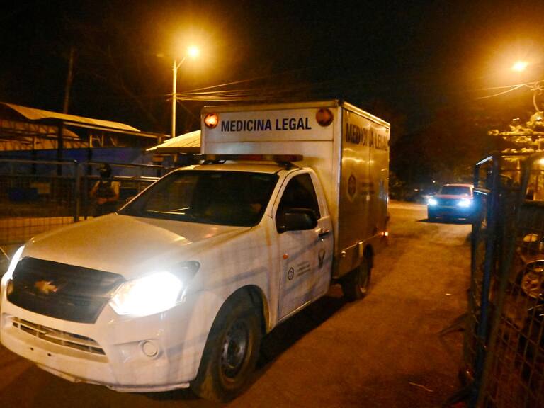 El servicio de medicina forense ingresa a la cárcel de la ciudad de Guayaquil tras un nuevo episodio de violencia entre bandas criminales en Ecuador