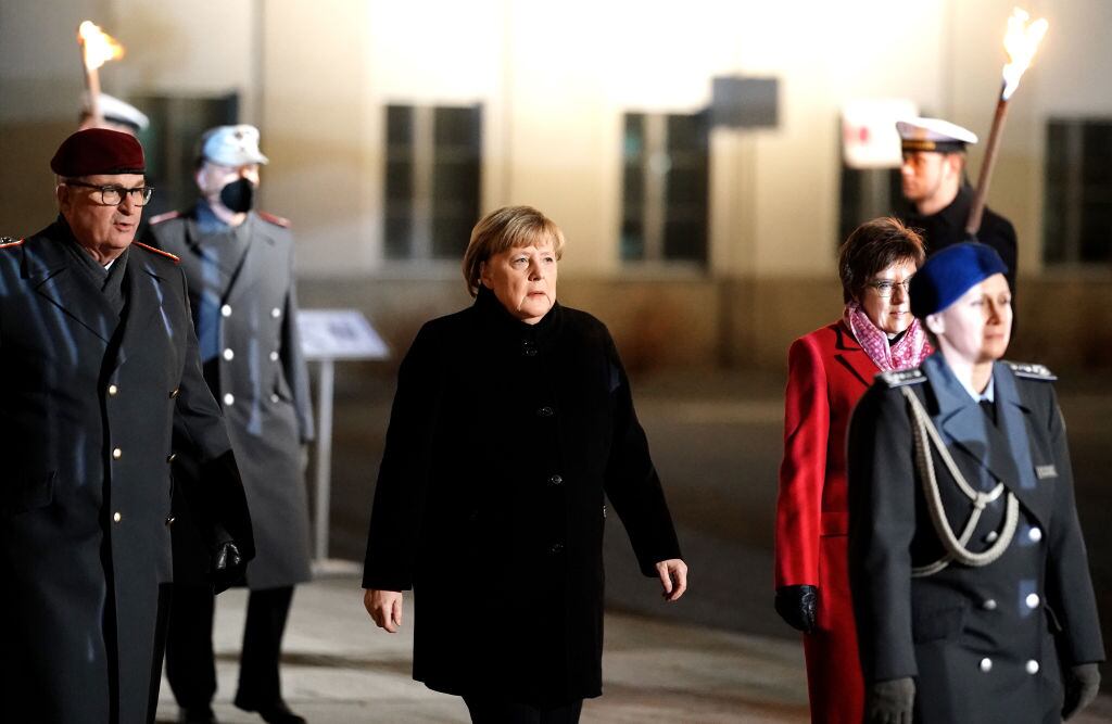 Angela Merkel asiste a una ceremonia en su honor de las FFAA en Berlín