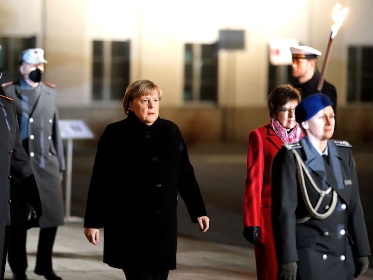 Angela Merkel asiste a una ceremonia en su honor de las FFAA en Berlín