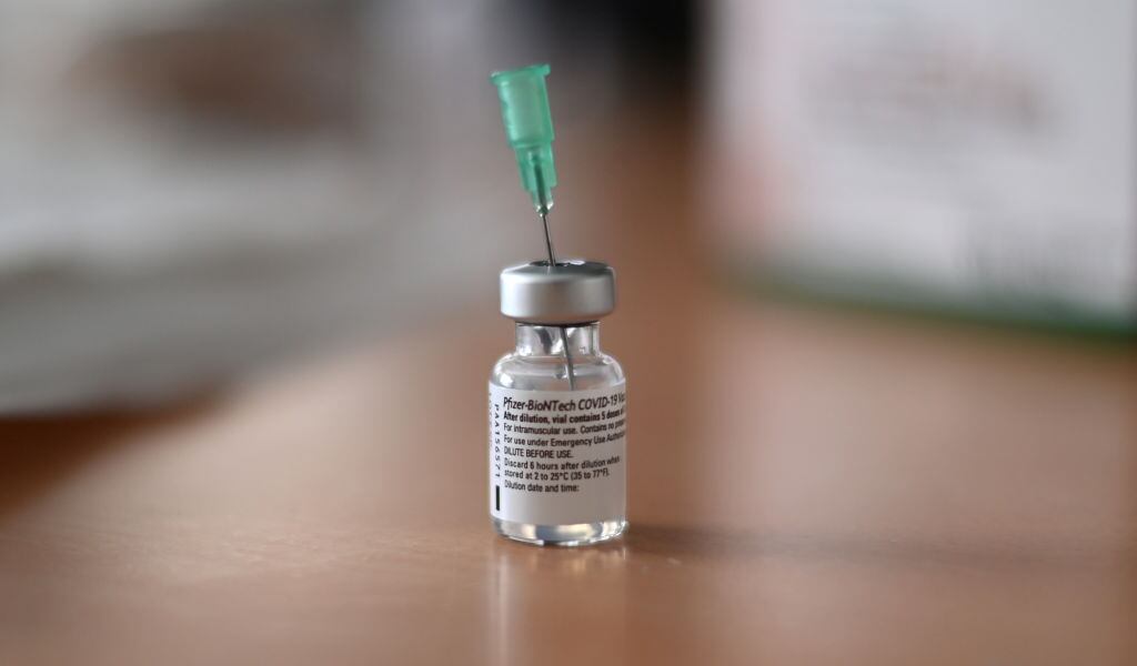 Una dosis de la vacuna de BioNTech y Pfizer