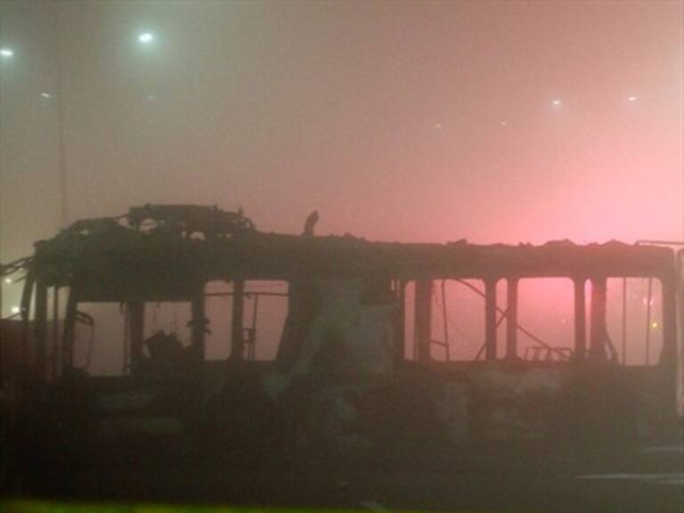 Desconocidos queman bus del Transantiago en General Velásquez