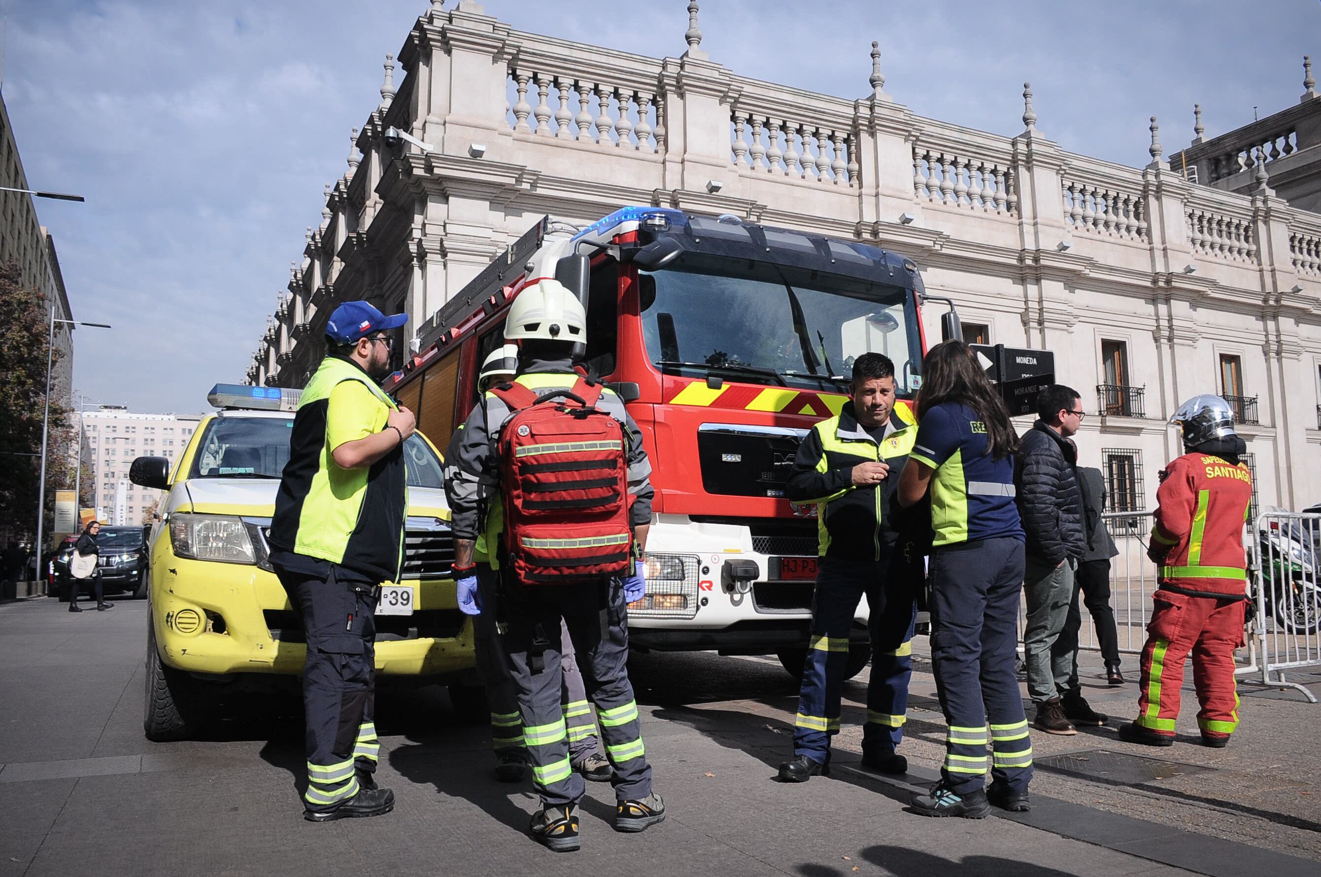 20 DE MAYO DEL 2025 / SANTIAGO
Trabajadores de distintos edificios públicos y oficinas, evacuan por una gran cantidad de gas en el aire en el centro cívico de la capital.
FOTO: VICTOR HUENANTE / AGENCIAUNO