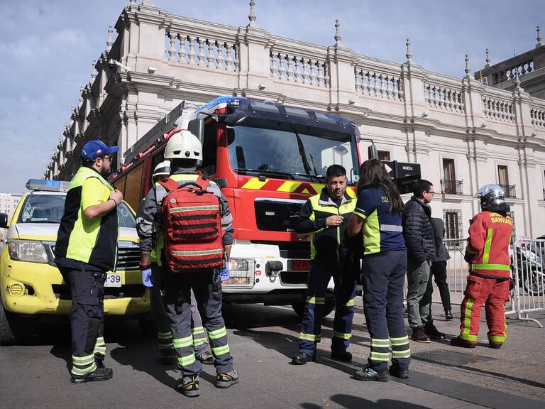 20 DE MAYO DEL 2025 / SANTIAGO
Trabajadores de distintos edificios públicos y oficinas, evacuan por una gran cantidad de gas en el aire en el centro cívico de la capital.
FOTO: VICTOR HUENANTE / AGENCIAUNO