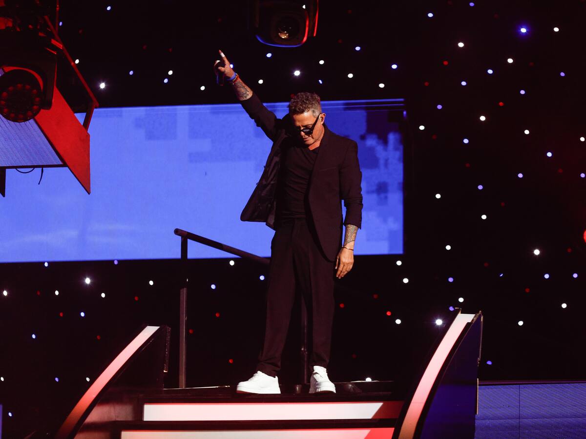 Las llamativas zapatillas de lujo de Alejandro Sanz que se robaron la atención durante su show en el Festival de Viña 2024
